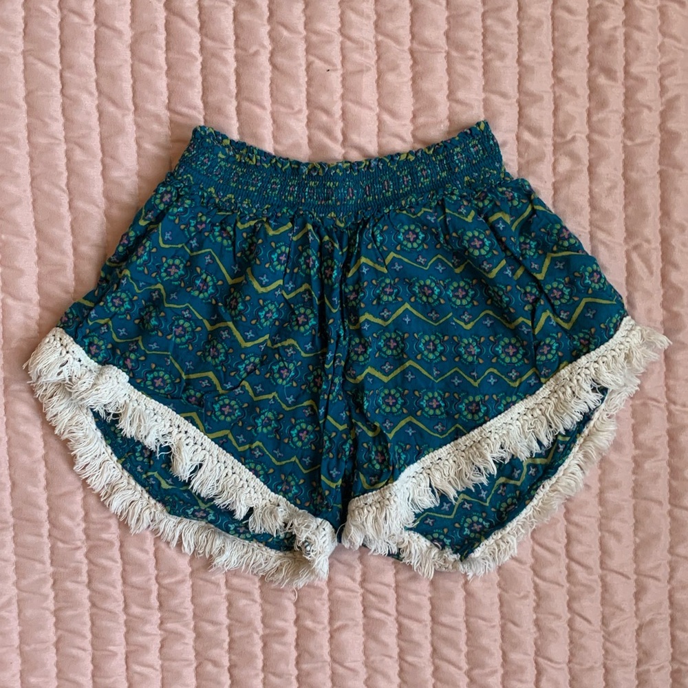 Shorts with detailing
